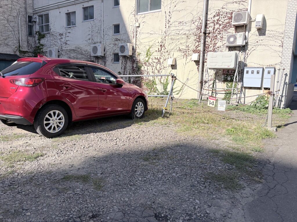 琴似店の専用駐車場の区画に車が1台停まっている様子
