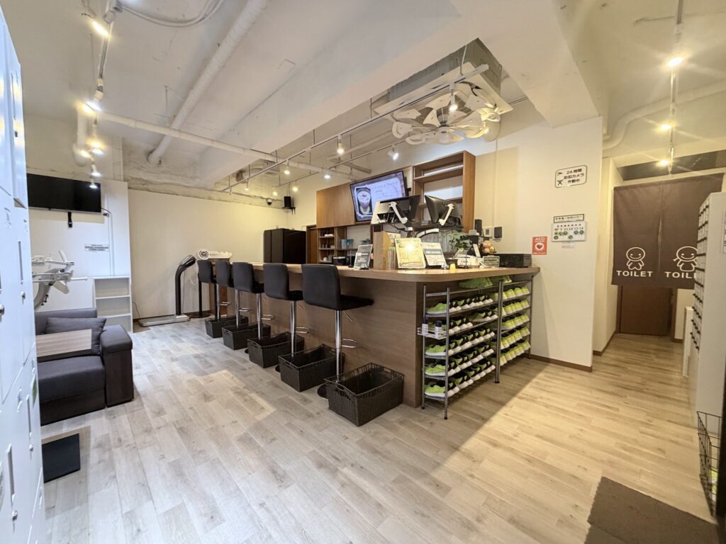 1階のカウンター、レンタル用シューズの棚、ソファのある店内