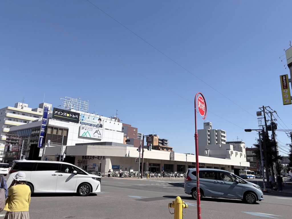 琴似バスターミナル前の交差点を車が行き交う様子