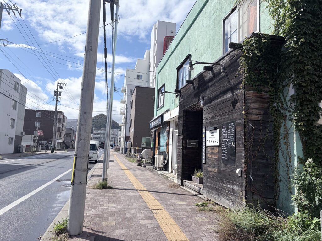 点字ブロックのある琴似の街の歩道と、沿道の建物